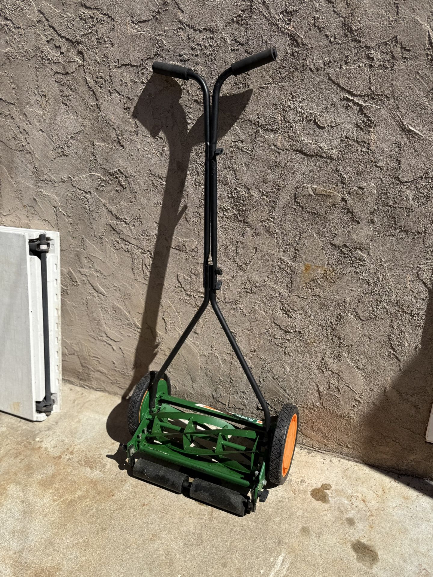 Scott's 16 in. Manual Walk Behind Push Reel Lawn Mower