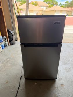 Magic Chef Mini Fridge with Freezer