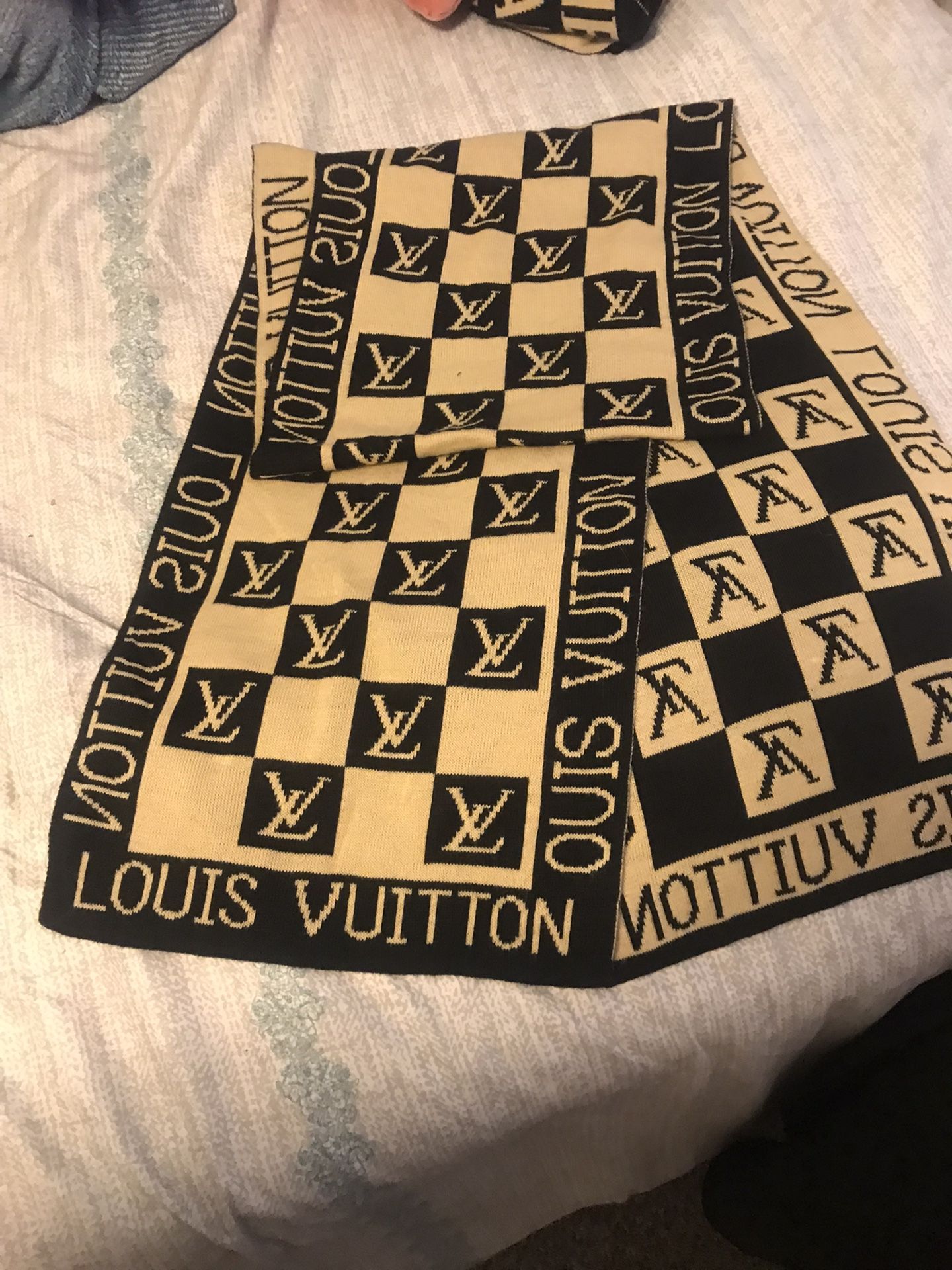 ~<<LOUIS VUITTON SCARF>>~