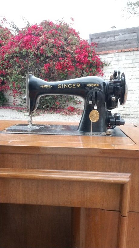 1947 Singer sawing machine in Art decoration table