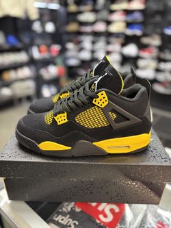 Jordan 4 “Thunder” Size 9