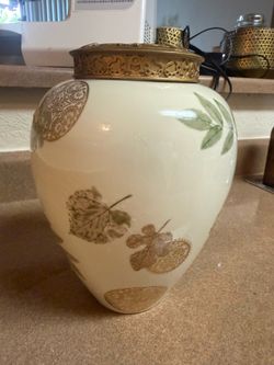 Decorative Ceramic Vase Ginger Jar Potpourri Jar White Ceramic Jar Gold Lid Gold Trim Vintage Style Home Decor Centerpiece Shelf Table Accent Decor