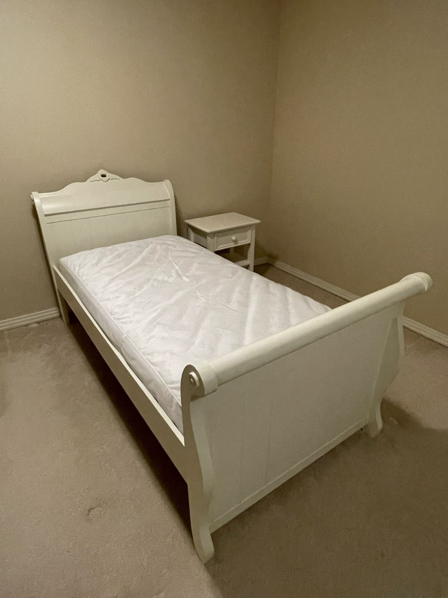 White Youth Sleigh Bedroom Set