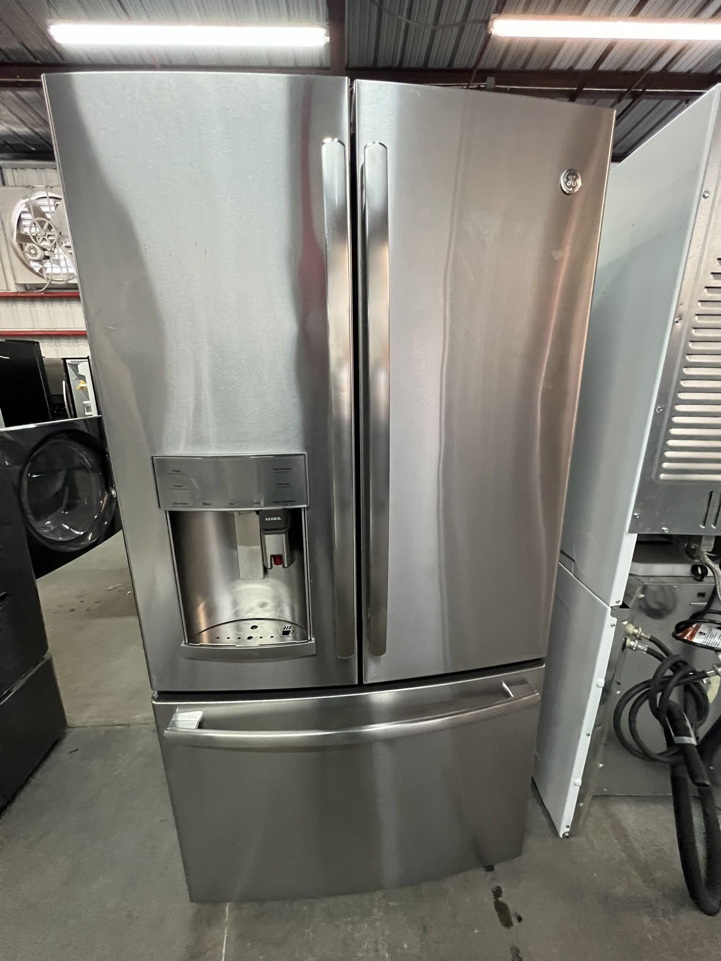 GE 28 Cubic Ft Refrigerator w/ Water Ice & Keurig
