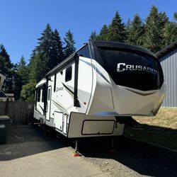 2022 Prime Time Crusader 335RLP Fifth Wheel