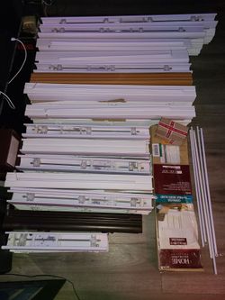 BRAND NEW OPEN BOX.. FAUX WOOD CORDLESS BLINDS... SIZES IN PICTURES.... 20 DOLLARS EACH.. SE HABLA ESPANOL...