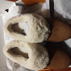 WOMEN'S TIMBERLAND SLIPPERS - NEW IN BOX.. SIZE 8.5
