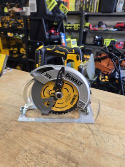 DEWALT 20V MAX XR Brushless 7-1/4 in. Circular Saw panchos Tools