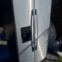 Stainless steel fridge _ 2 door + ice and water dispenser