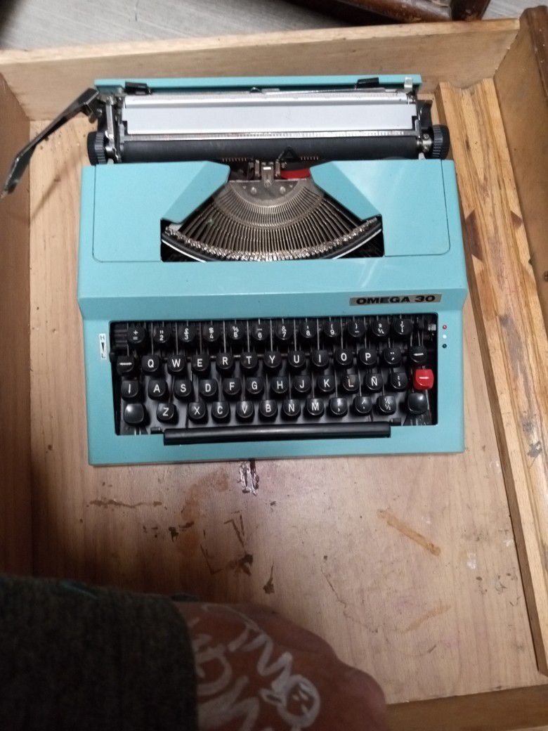Omega 30 typewriter, Portable ; Accurate ...

Rare

Year: 1980

