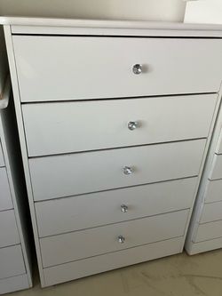 Compressed wood 5 drawer dresser w/diamond knobs