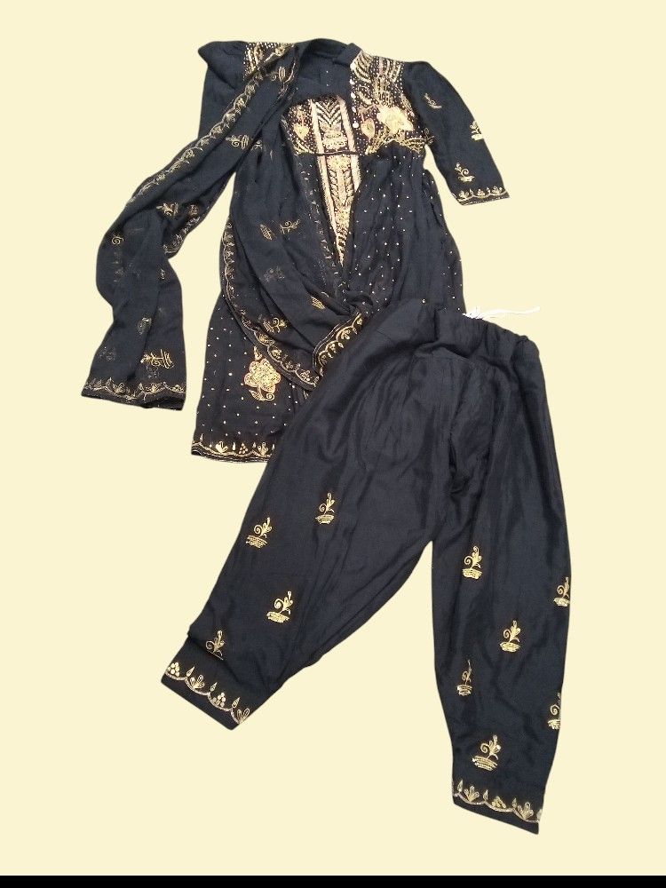 Traditional Pakistani Embroided Shalware Kameez Set