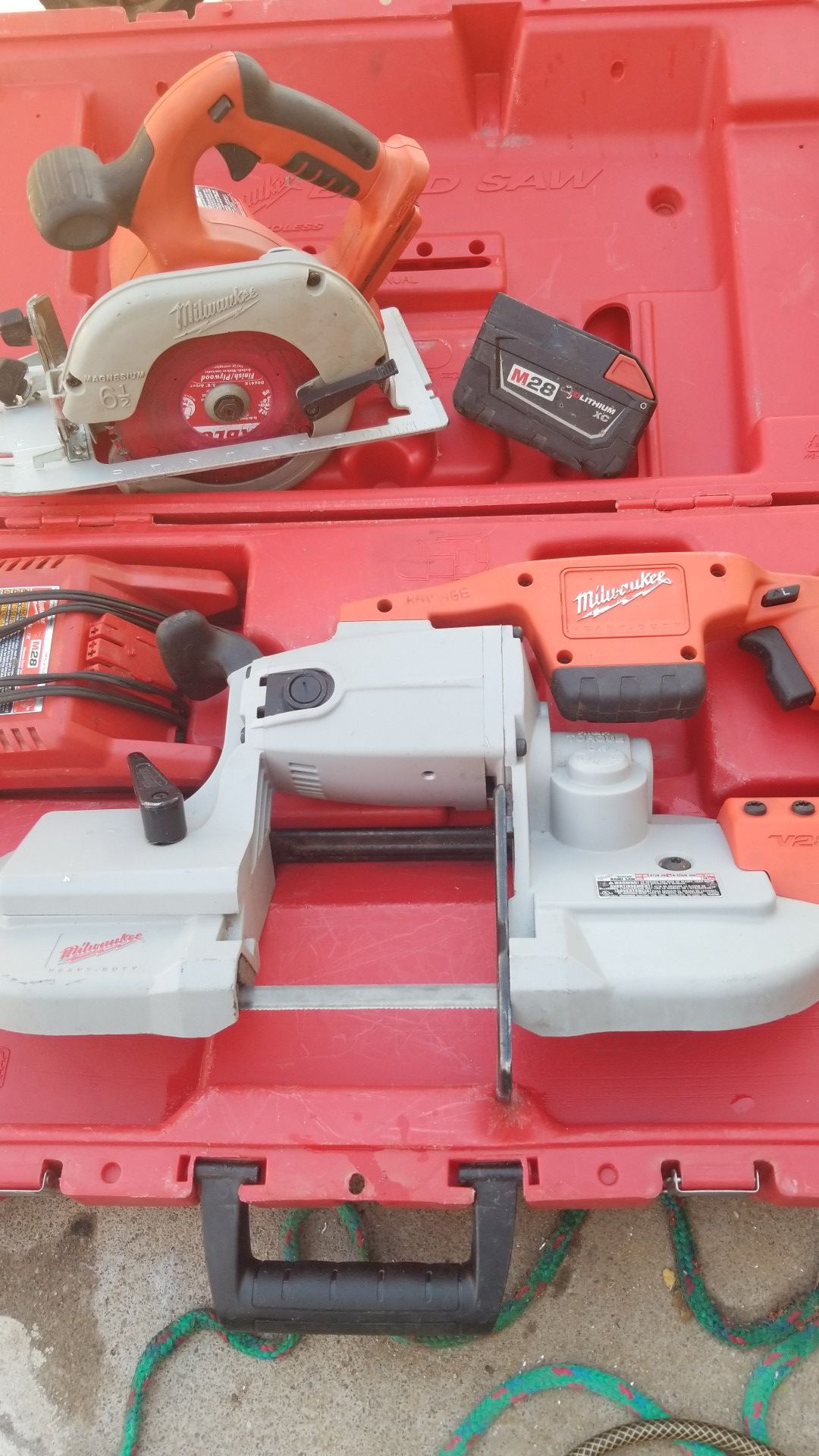 Milwaukee 28v cutting set with battery!!!