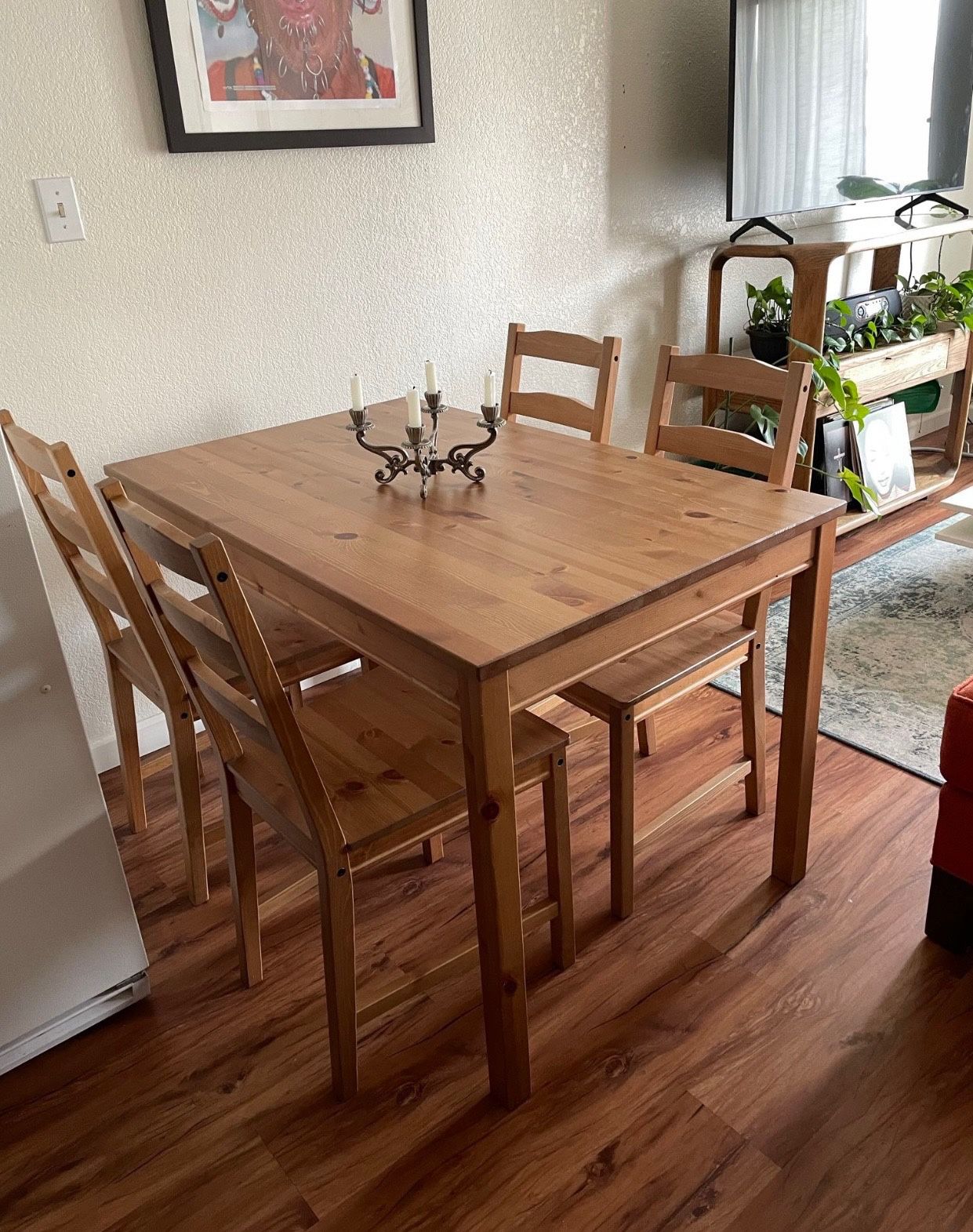 Table With 4 Chairs 