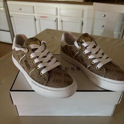 GUESS LOVEN9 shoes