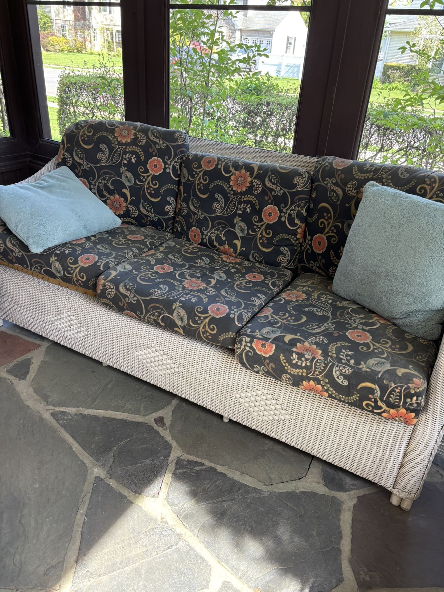 Indoor /Outdoor White Wicker Sofà Loveseat End Tables Coffee Tables , Always Kept Indoors ! Moving Must Go !