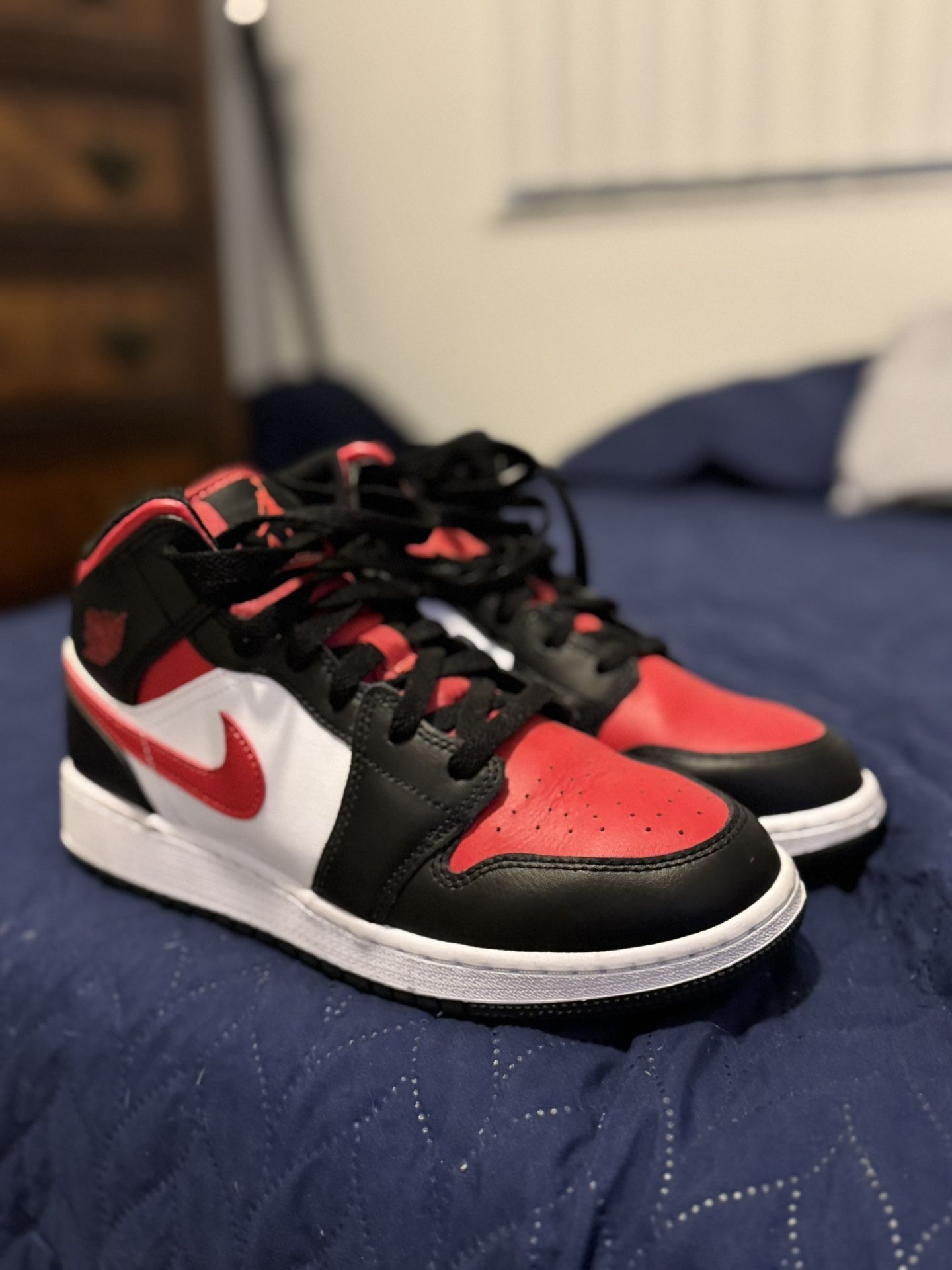 Jordan 1 Mid White Black Red (2022)
