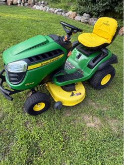 John Deere S240 Lawn Tractor