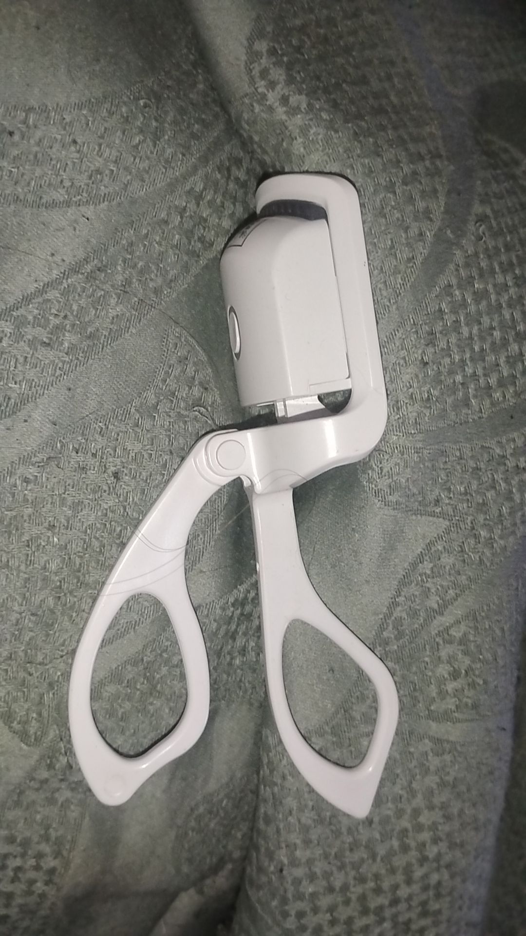 Heatable eyelash curler