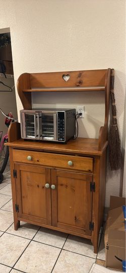 Vintage wood buffet/hutch