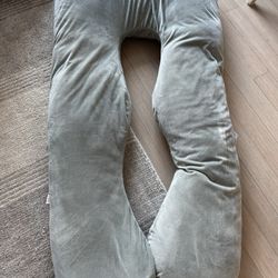 FREE U SHAPED PREGNANCY PILLOW