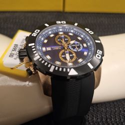 MEN'S NEW LUXURY SPORTY BIG FACE GOLD TONE WITH BLACK SILICONE STRAP ORIGINAL INVICTA CHRONO WATCH.