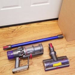 NEW cond DYSON V11 MODEL VACUUM WITH ALL ACCESSORIES  , AMAZING SUCTION  , WORKS EXCELLENT  , IN THE BOX