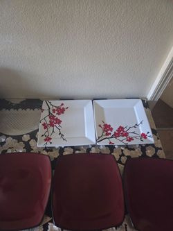 5 platos uno tiene un pequeño defecto