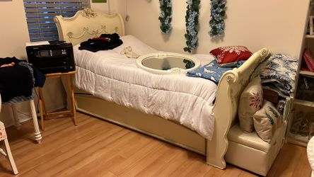 Disney Princess twin sleigh bed and trundle