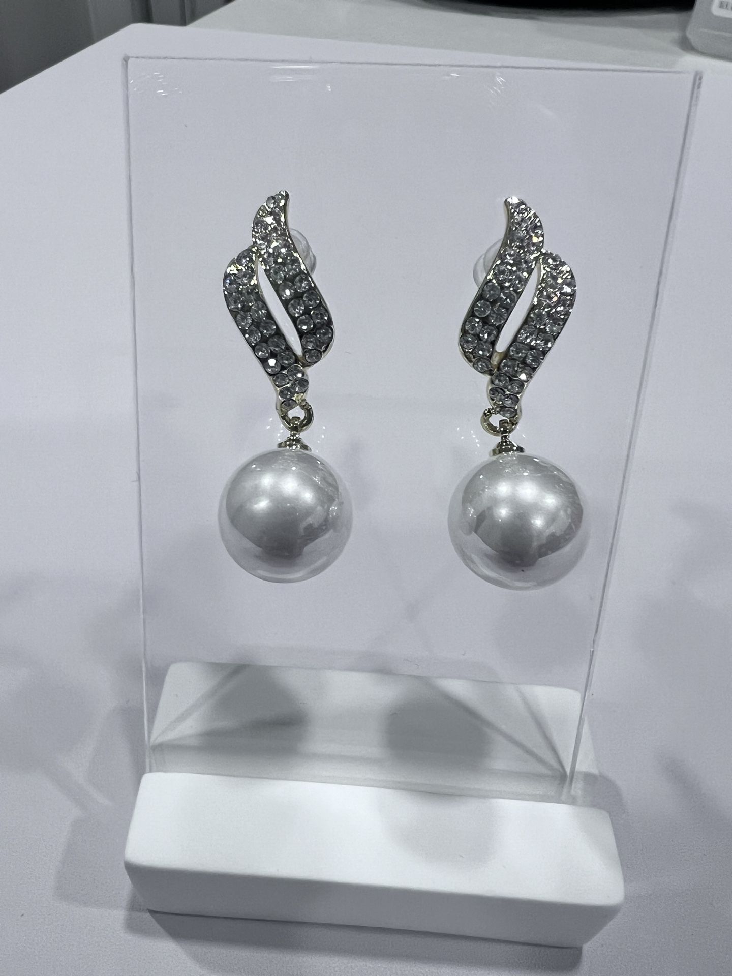 Pearl Earring in Yellow Gold Color