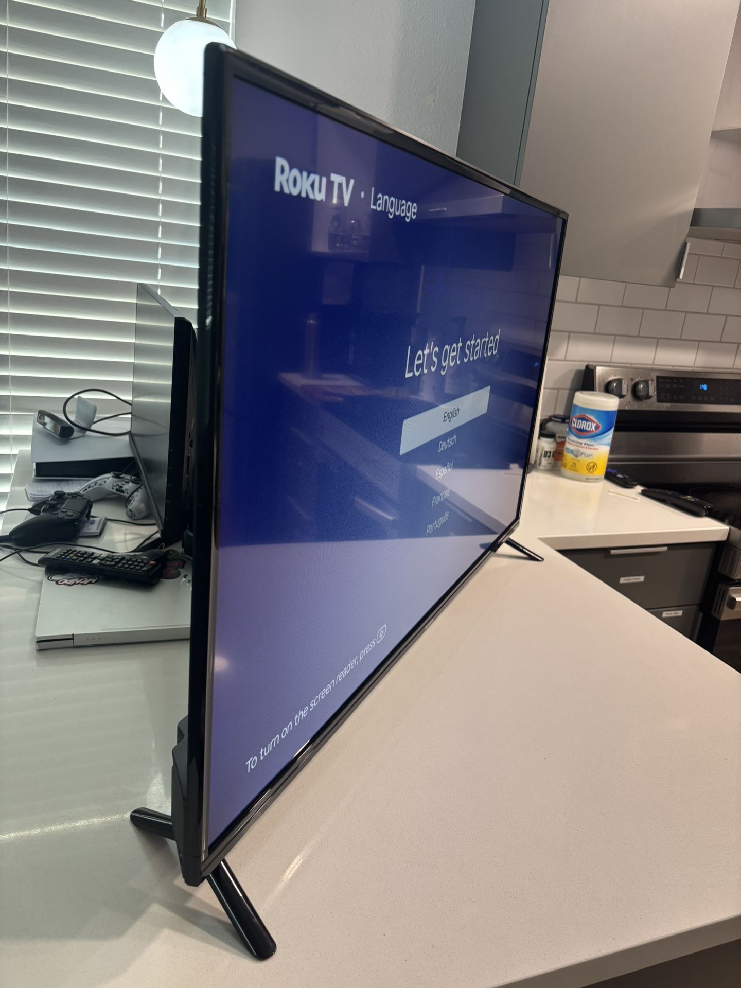 Westinghouse Roku TV 43” Smart TV