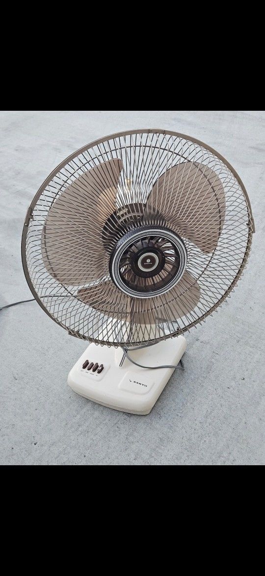 Vintage SANYO OSCILLATING FAN WORKS GREAT