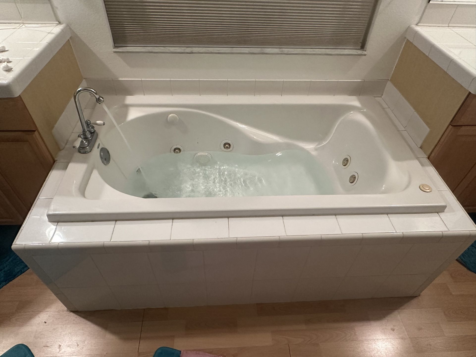American Standard 10 Jet Bath/ Barely Used