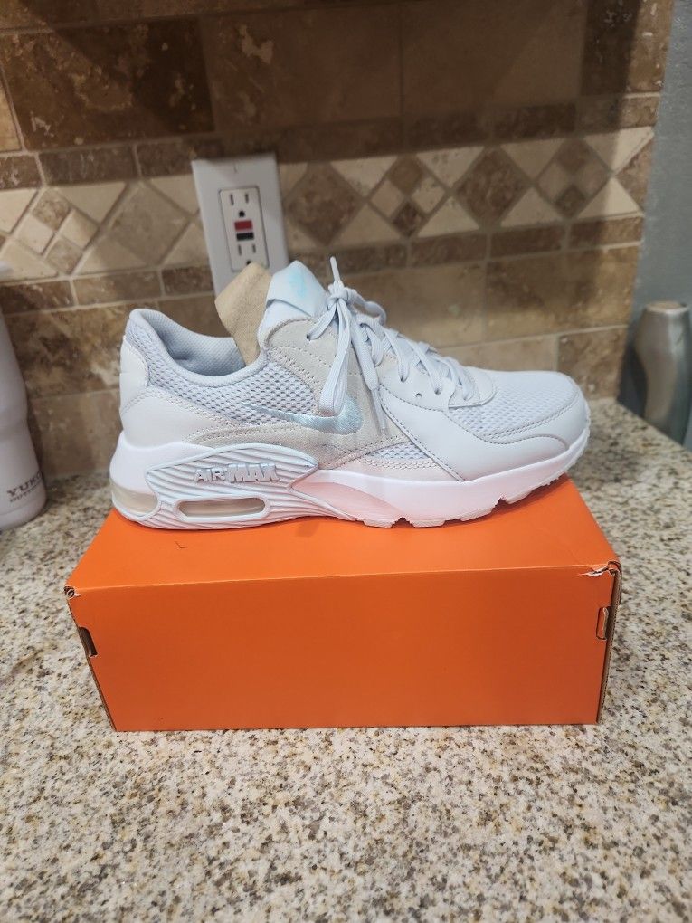 New WOMANS  Nike Air  Max $45 Firm! 
