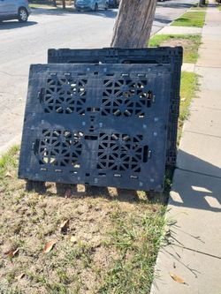 Black Plastic Pallets – Set of 2