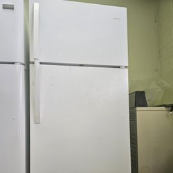 Frigidare Refrigerator Working Perfectly Fine Very Clean Super Capacity I Can Deliver To You 90 Days Warranty 