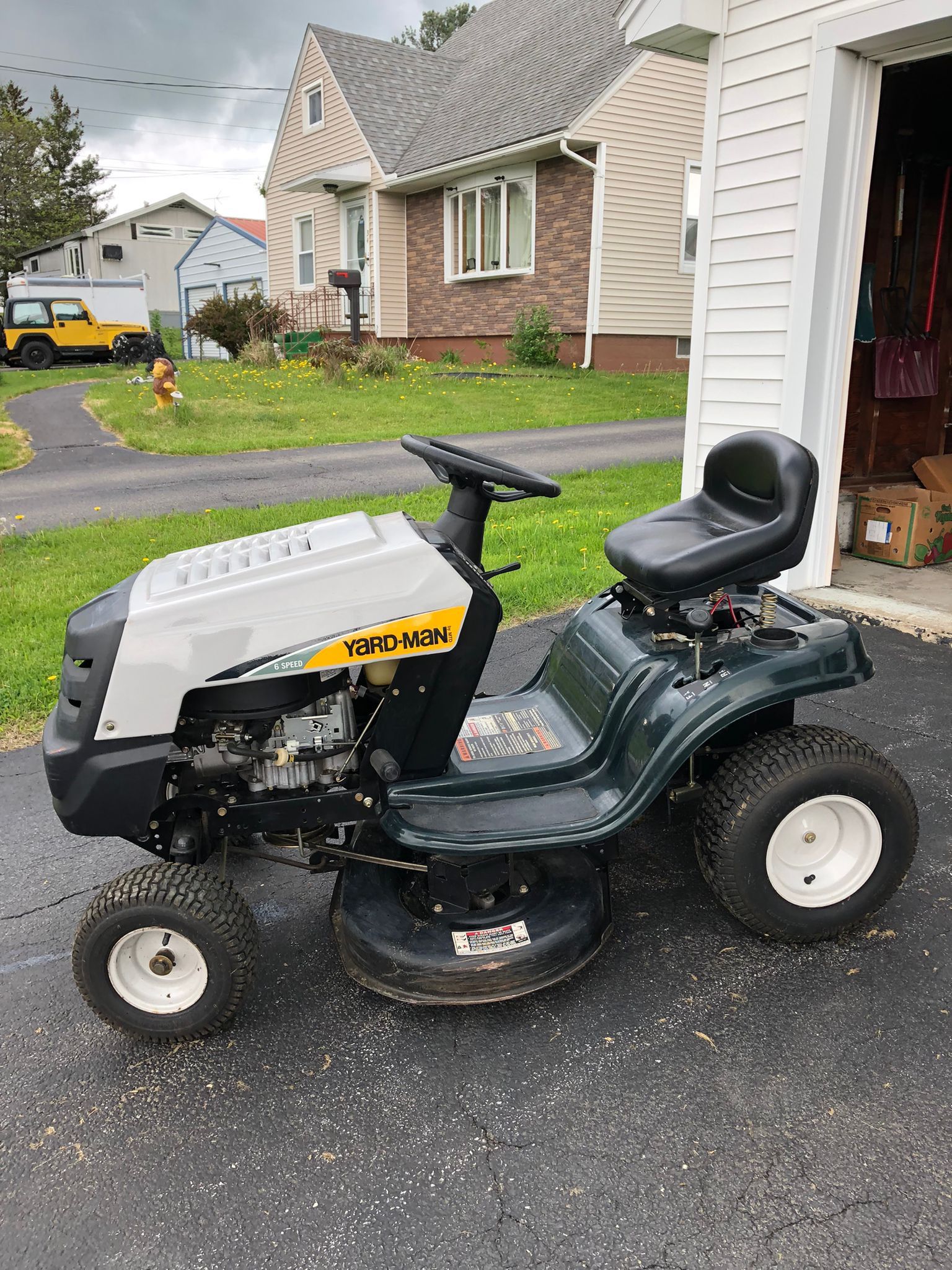 Lawn tractor 