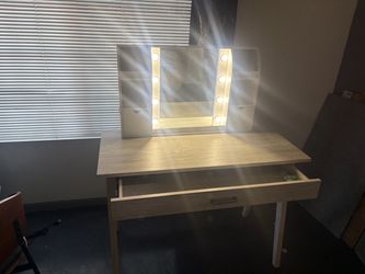 Vanity Desk with Lighted Hollywood Mirror