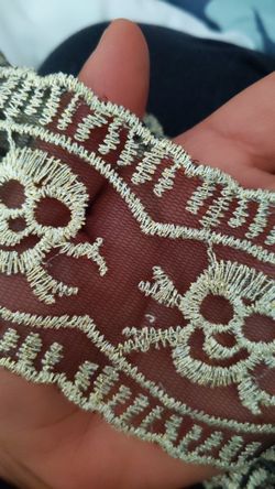 Large lace skull trim