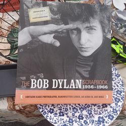 THE BOB DYLAN SCRAPBOOK 1(contact info removed) CONTAINS RAREPHOTOGRAPHS HANDWRITTENLY LYRIS ANAUDIO CD AND MORE