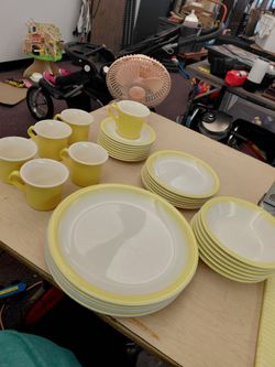 Taylor Smith & Taylor TST Old Town Yellow dish set