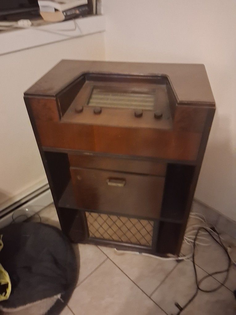 Antique Stereo. Crowley Works As It Should. Excellent Condition. Have New Spare Tube's. Good Sound. The Best Part Is Crowsley Is Still In BUSINES