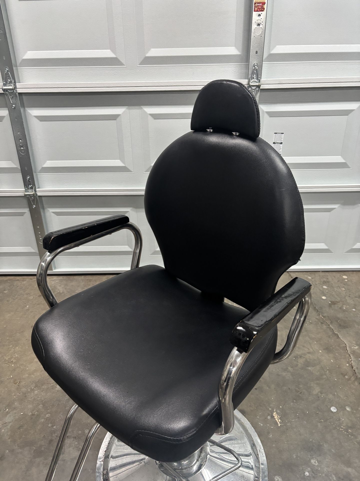 Barber chair reclinable, adjusted headrest