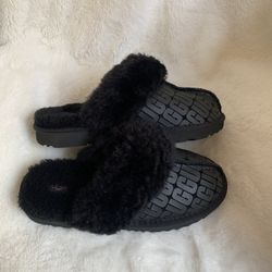New UGG Slippers Size:4Y