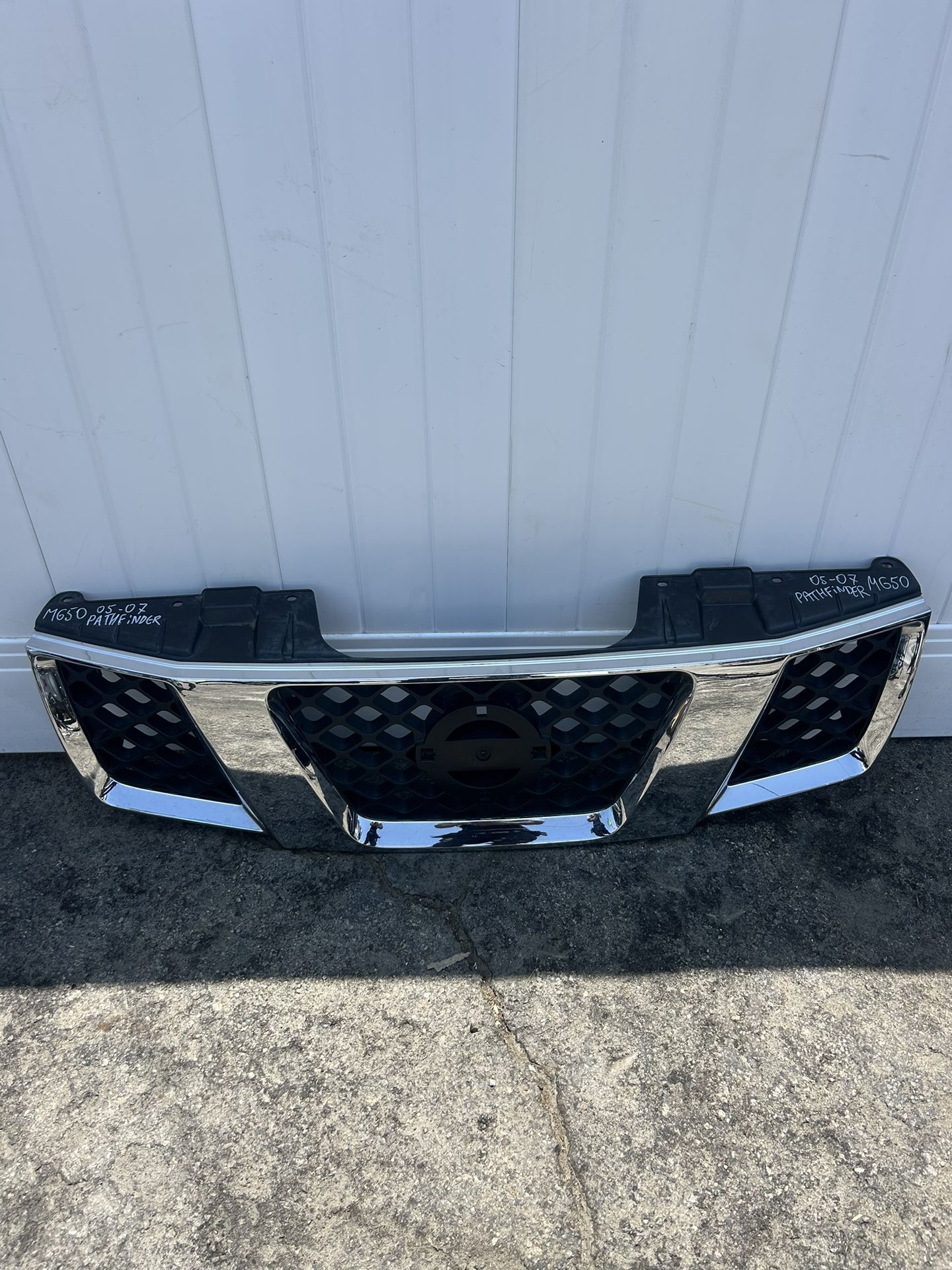 2005 2006 2007 Nissan Pathfinder Front Upper Grille OEM 62310EA700