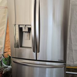 LG Refrigerator W/bottom Freezer & Ice Maker 