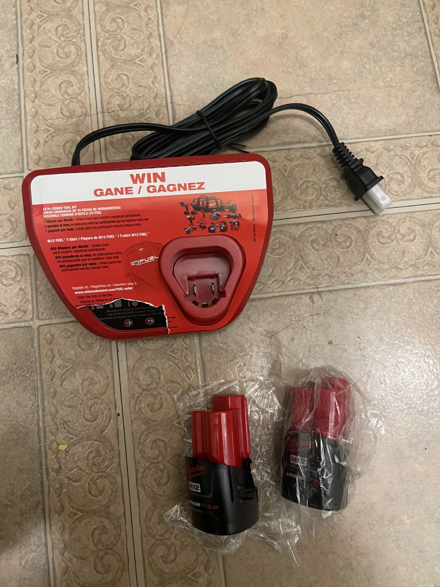 Milwaukee 12 volts Charger And 2 Batteries 2.0 New New 
