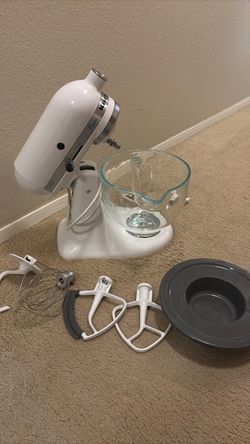 5 quart Kitchenaid mixer with glass bowl