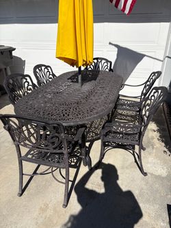 Outdoor Patio Table w/ Umbrella