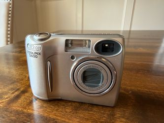 Nikon COOLPIX 5600 compact digital camera
